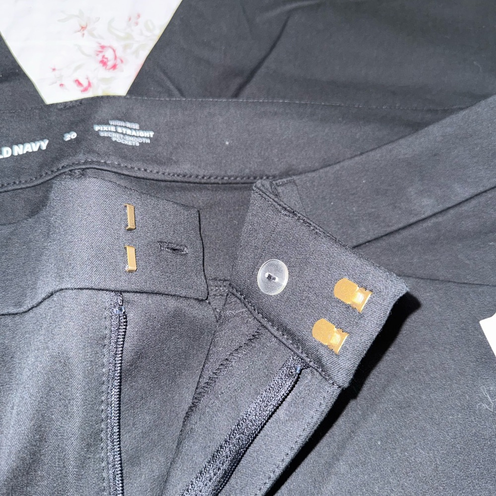 Old Navy High-Rise Pixie Straight Black Pants - Picture 3 of 4
